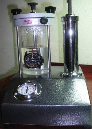 watch water testing machine in use